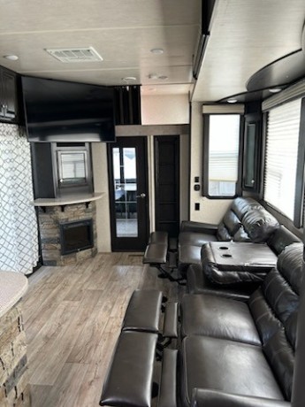 2017-roadwarrior-427-luxury-toy-hauler-big-9