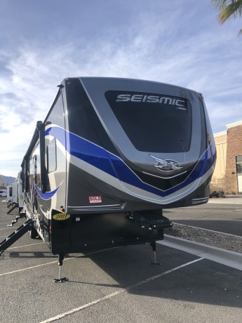 jayco-seismic-toyhauler-big-1