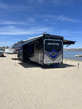 jayco-seismic-toyhauler-big-3