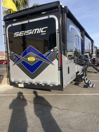 jayco-seismic-toyhauler-big-2
