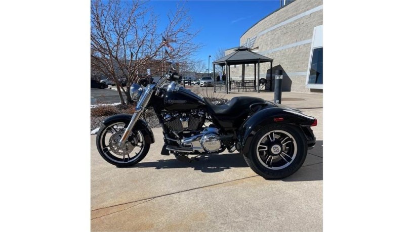 2021-harley-davidson-flrt-freewheeler-big-1